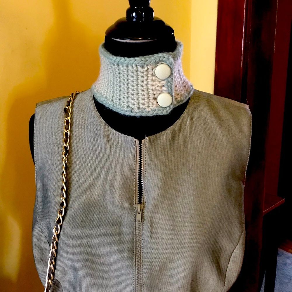 Collar-style neck wrap